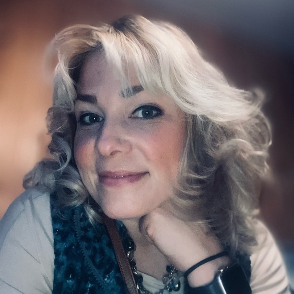 Meet your Posher, Amanda! - Picture 9 of 9